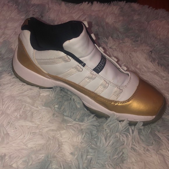 Jordan 11 Low “Closing Ceremony” - Picture 2 of 3